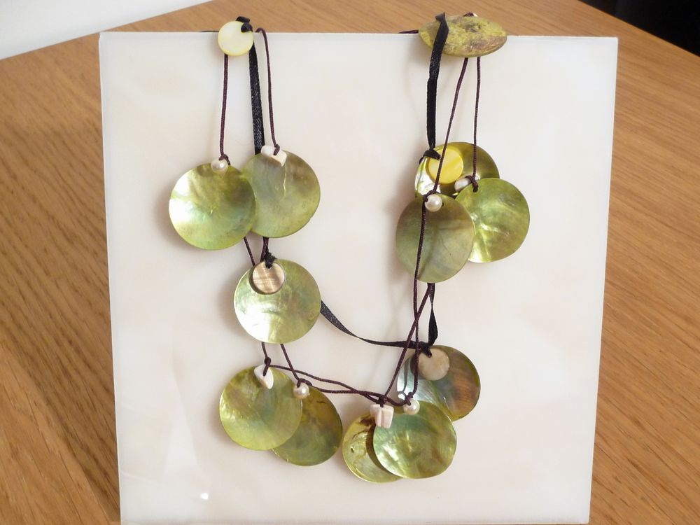 Collier avec Ronds en Coquillage Vert et Beige- Neuf Bijoux et montres