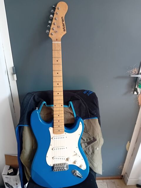 Guitare STAREN  bleue  6 cordes
0 Calais (62)