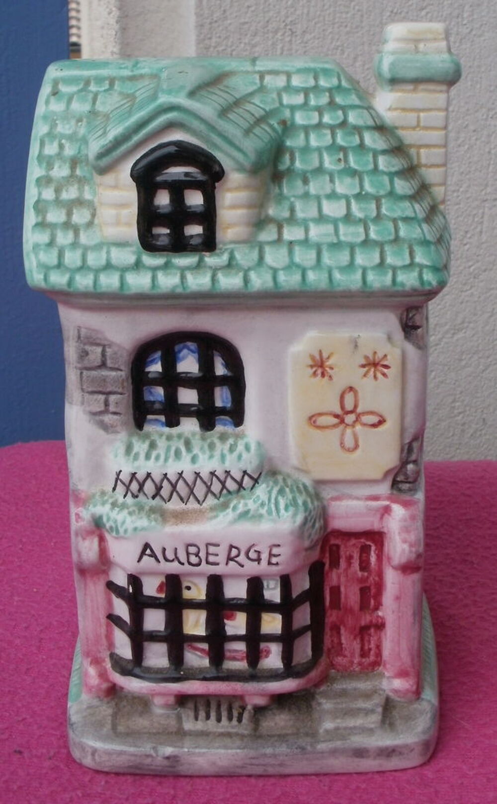 Vase en porcelaine (forme d'auberge) Décoration