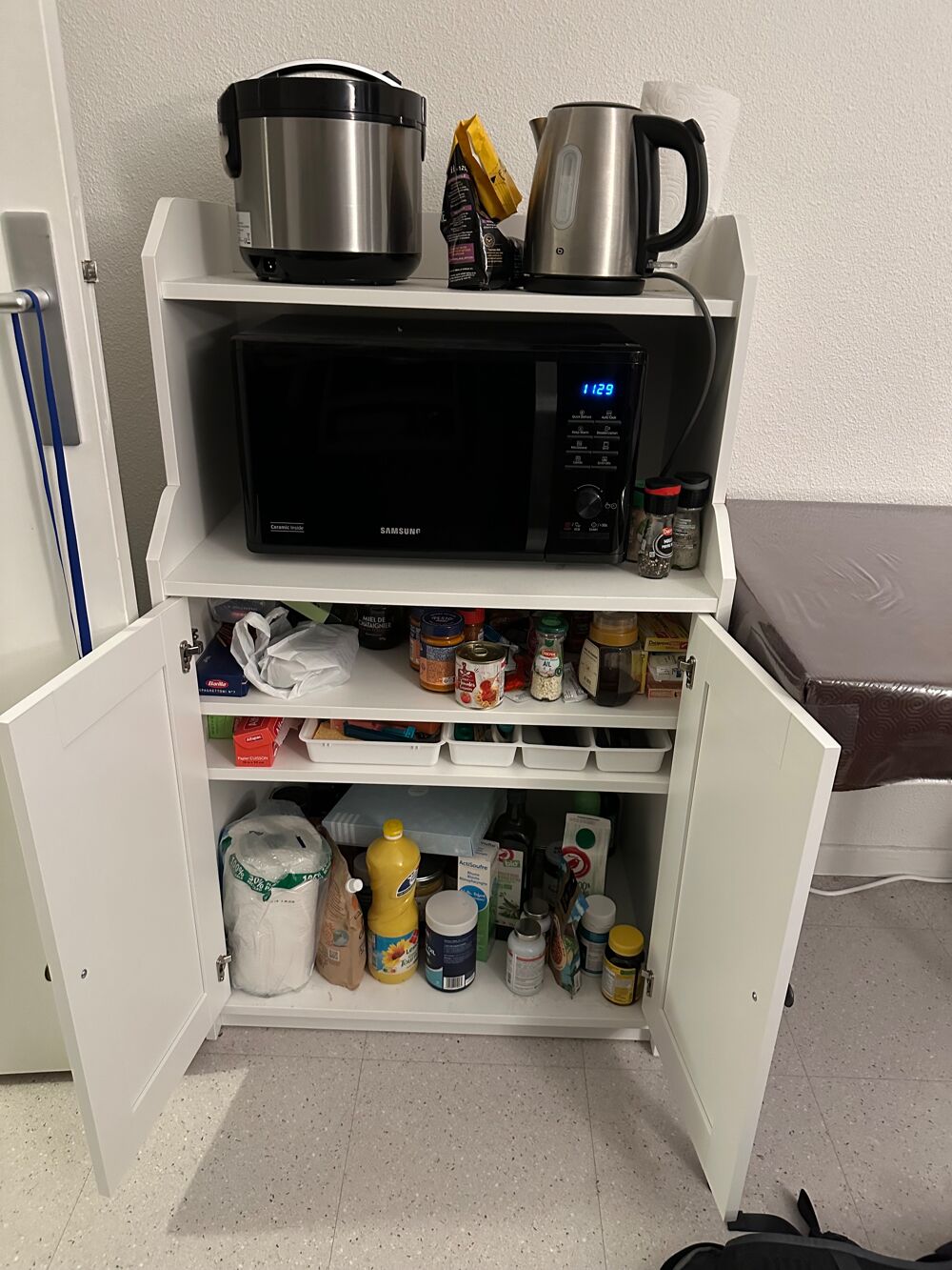 Meuble de rangement blanc avec &eacute;tag&egrave;re. Meubles