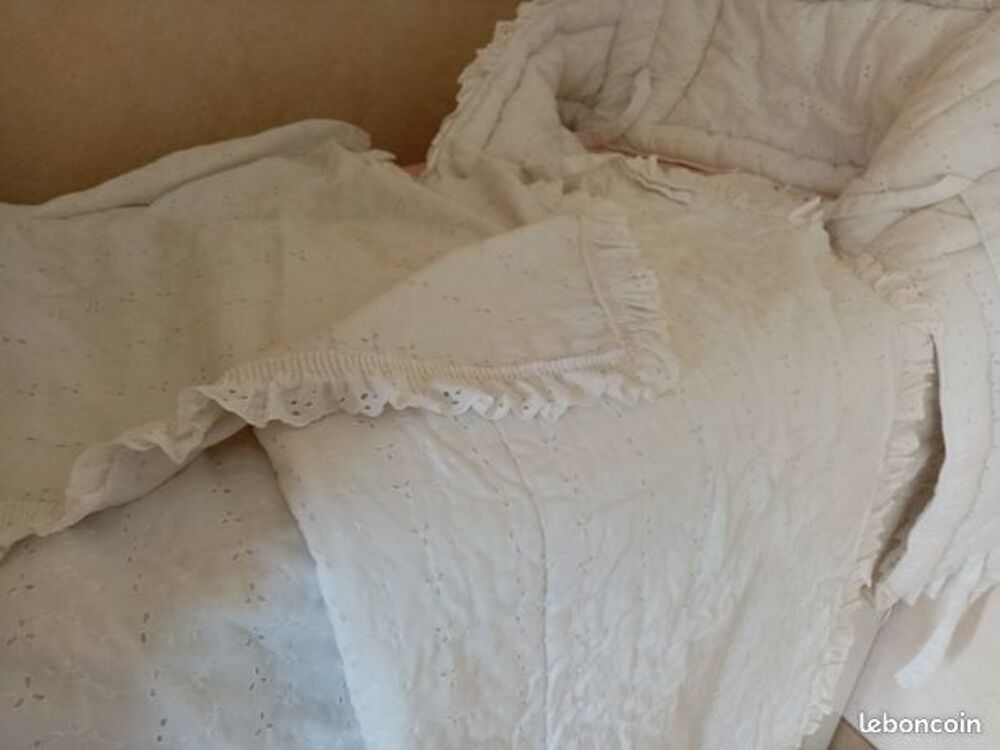 Tr&egrave;s belle parure compl&egrave;te en broderie anglaise prix 45euros Puériculture