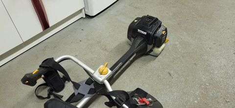 dbroussailleuse thermique marque titan en parfait etat 95 Joncourt (02)