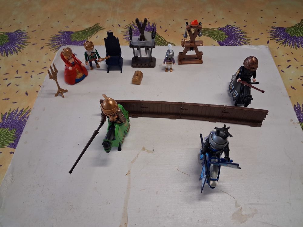 LOT PLAYMOBIL TOURNOI MYEN AGE 3 CAVALIERS +3 FIGURINES Jeux / jouets