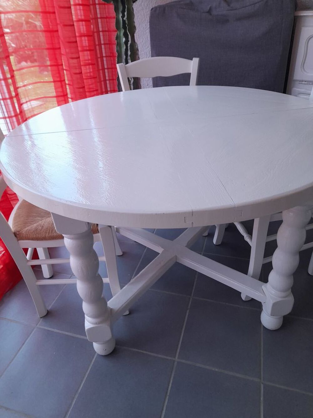 TABLE RONDE SALLE A MANGER Meubles