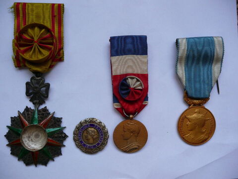 Lot de 4 médailles Militaire Tunisie & travail 100 Le Bouscat (33)