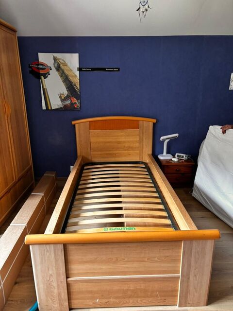 Lit 1 place 90x190 avec matelas et sommier à lattes 150 Montmorot (39)
