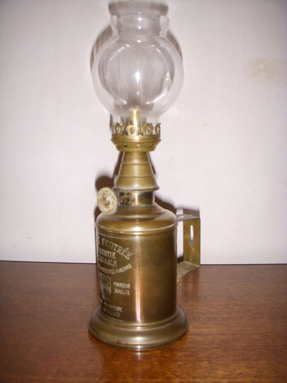 Petite lampe &agrave; p&eacute;trole. Décoration