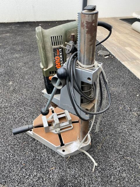 Colonne de per�age avec �tau et perceuse. 50 Saint-Froult (17)