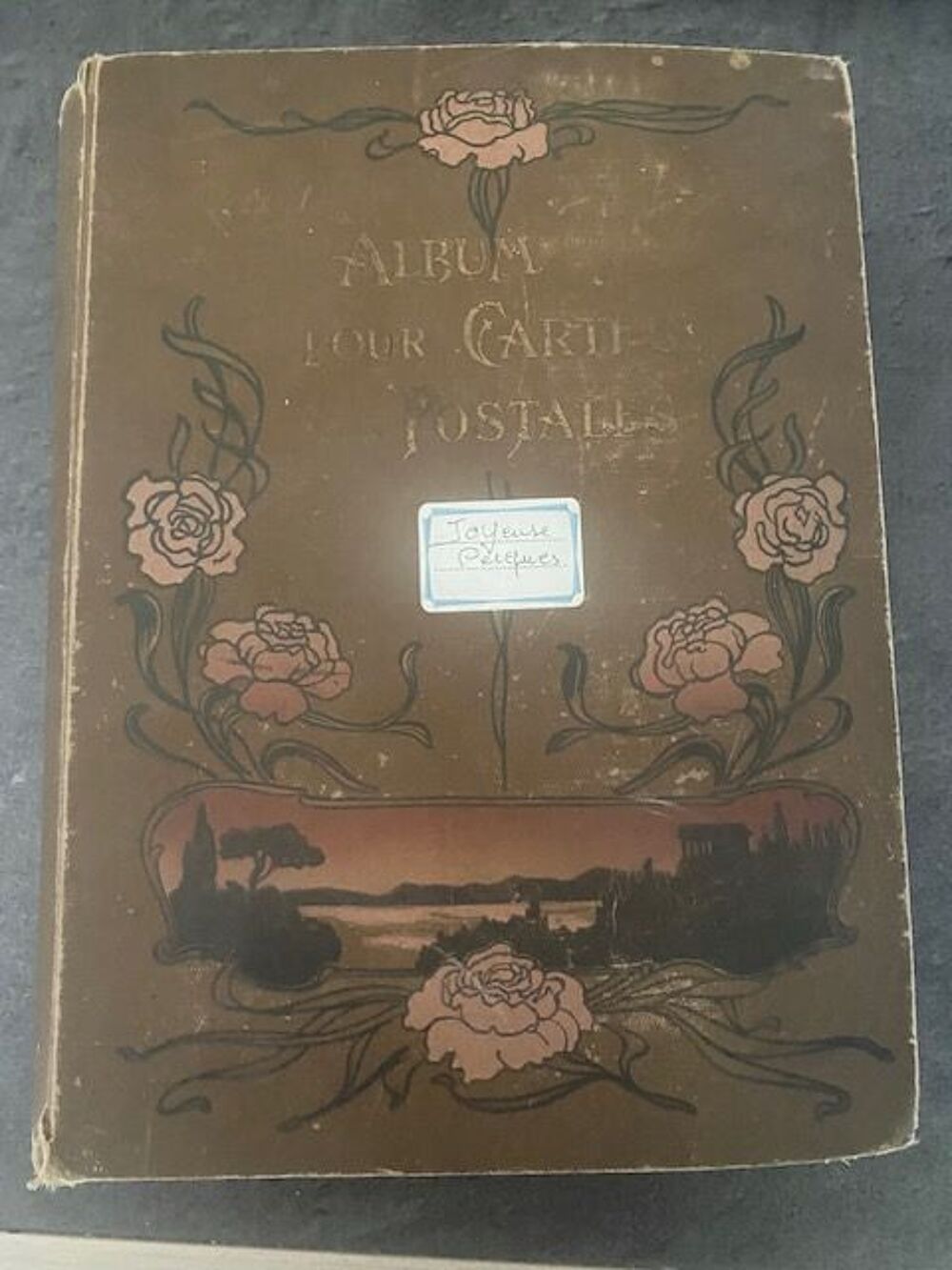 Environ 300 cartes postales sur le th&egrave;me de Paques 
