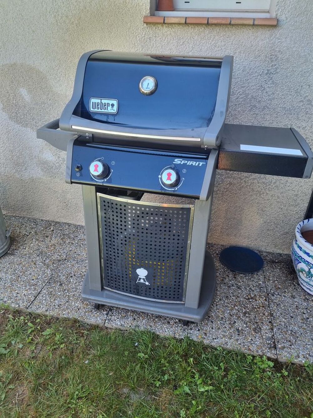 Barbecue &agrave; gaz WEBER.
Jardin