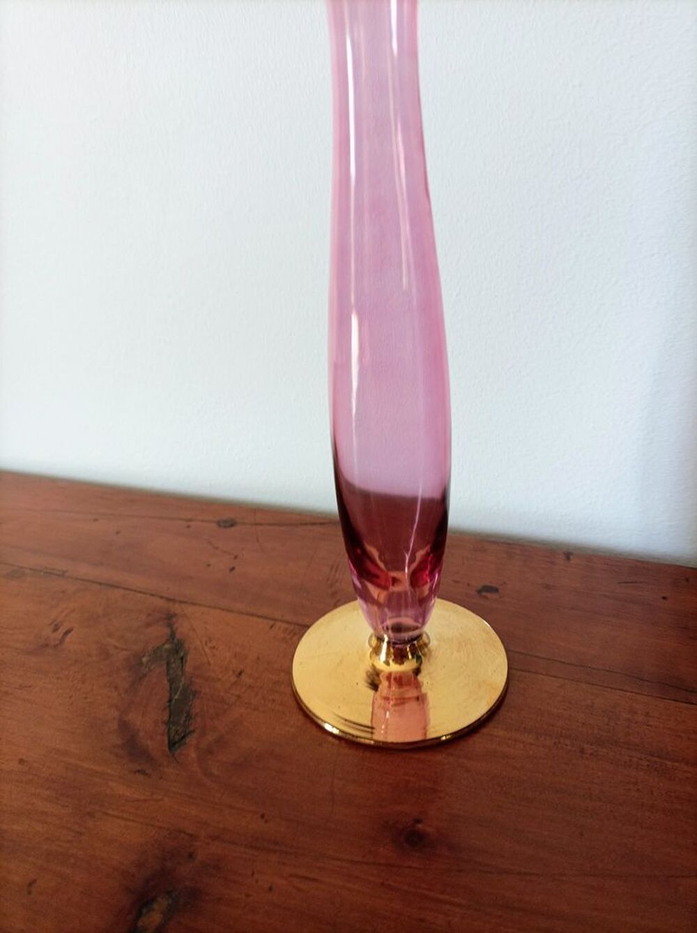Vase en Verre Rose avec D&eacute;tails Dor&eacute;s Décoration