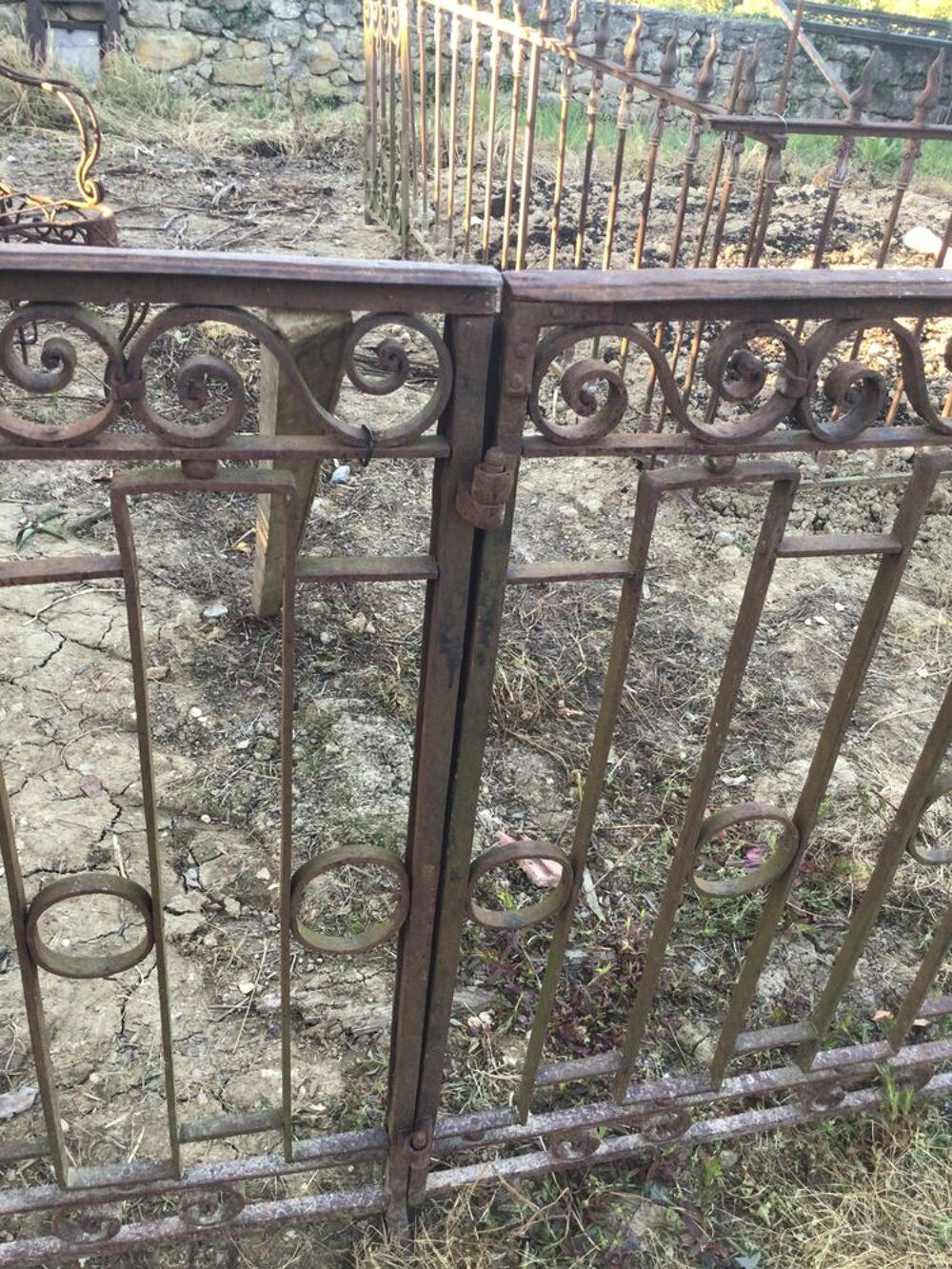 3 grilles fer forg&eacute;. A19 eme si&egrave;cle. Dont 1 portillon ouvran Décoration