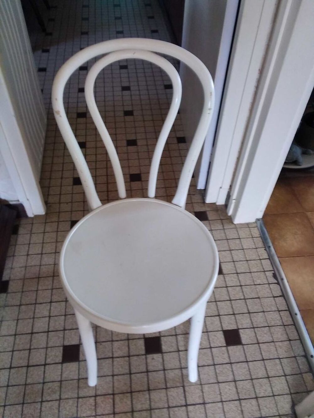 une chaise blanche en bois Meubles