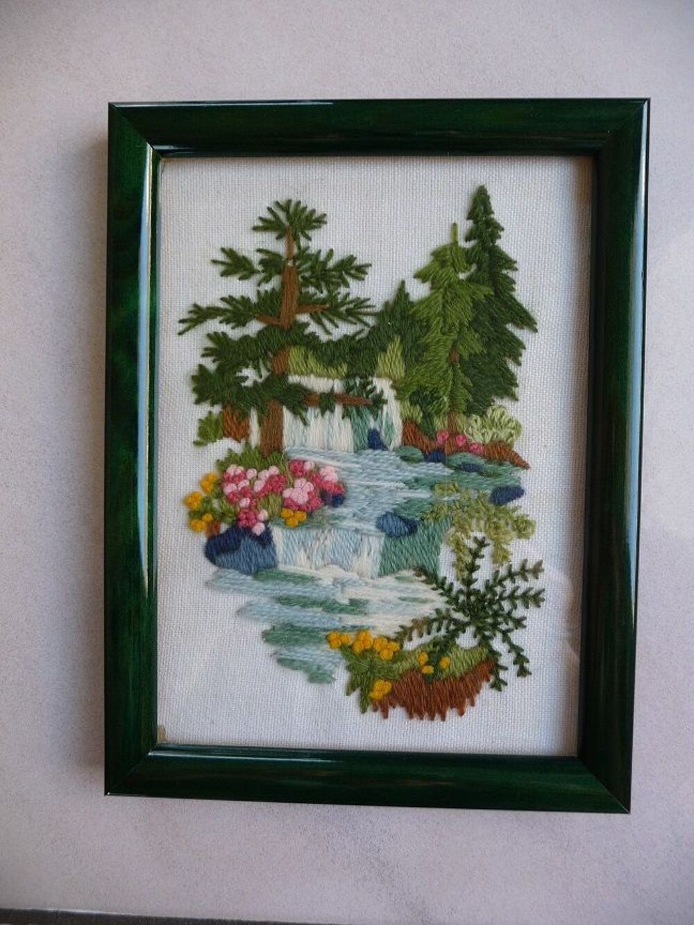Cadre vert avec paysage en relief brod&eacute; main - Neuf Décoration
