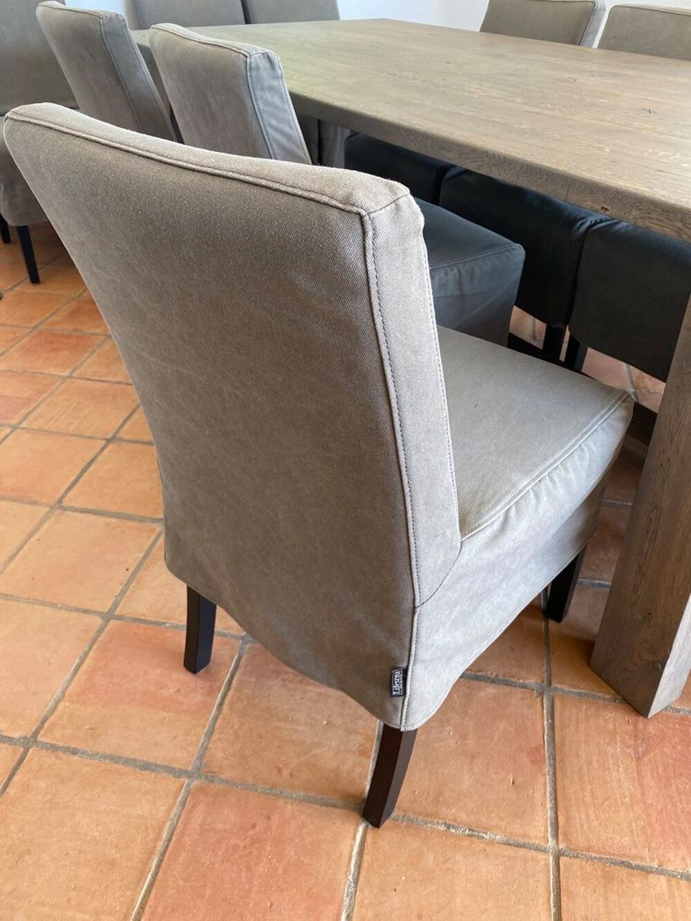 Belle table de salle &agrave; manger et 10 chaises Meubles