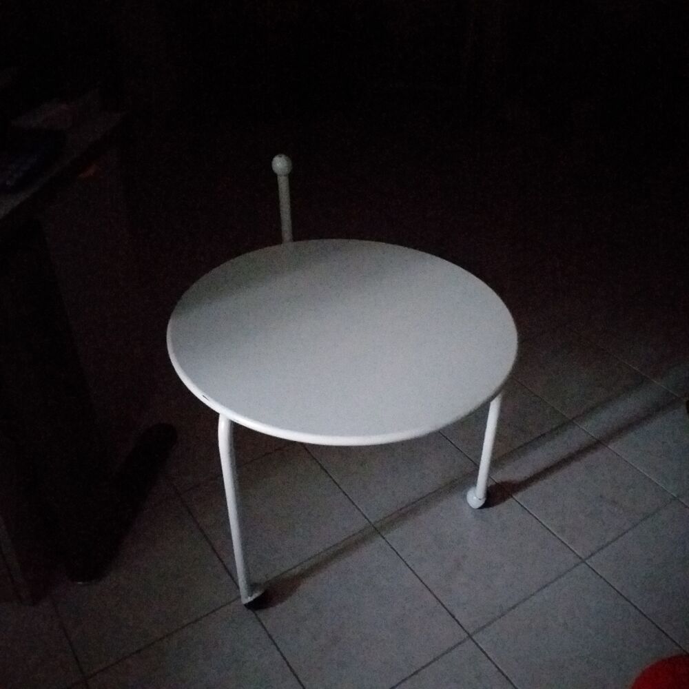 Table basse d'appoint ronde en fer blanc/
Meubles