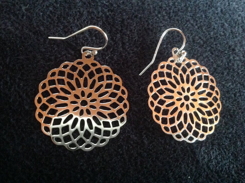 BOUCLES D'OREILLES ARGENT&Eacute; RONDE MOTIF ROSACE 2,8 cm Envoi P Bijoux et montres