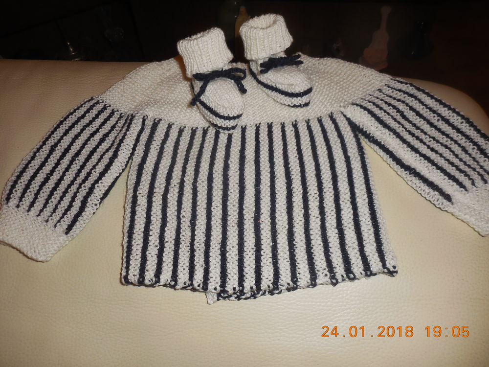 brassiere et ces chaussons laine synth&eacute;tique Puériculture