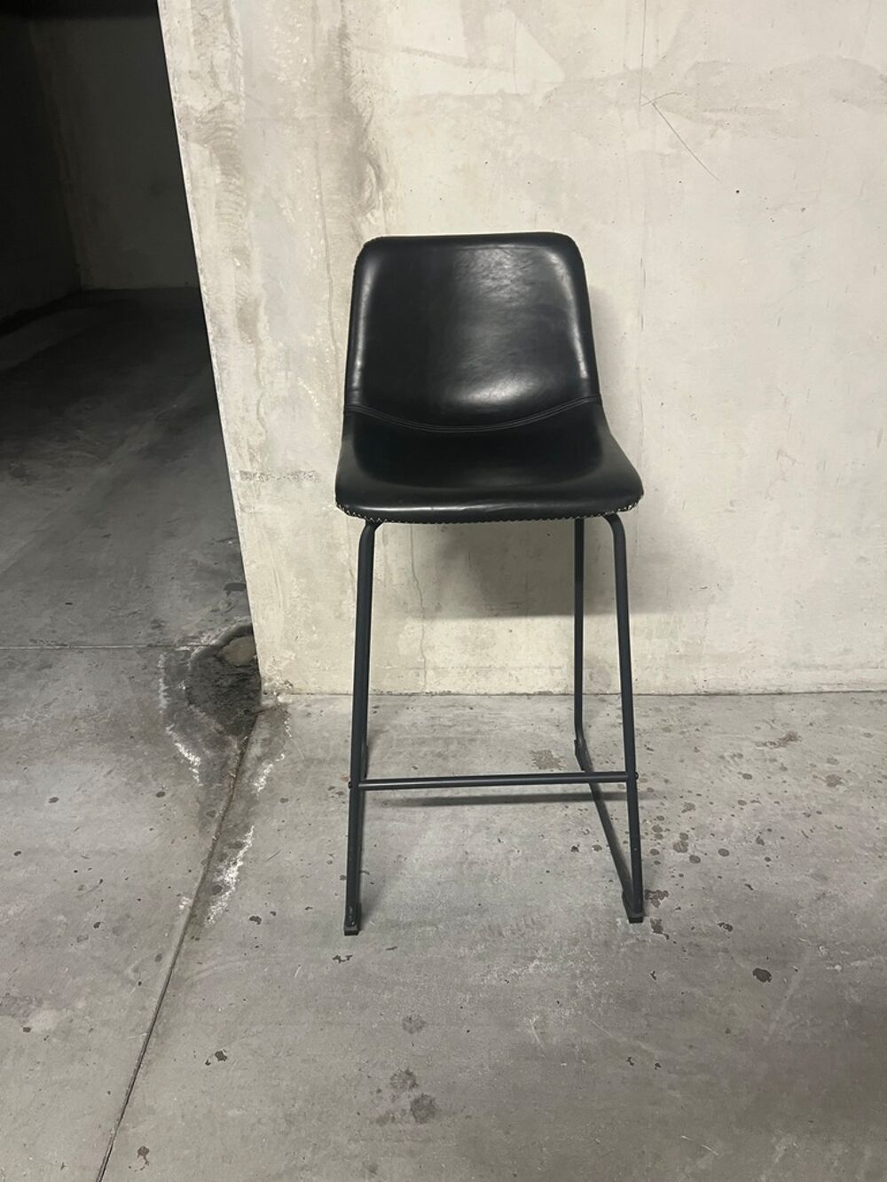 Tabouret de bar noir m&eacute;tal et simili cuir Meubles