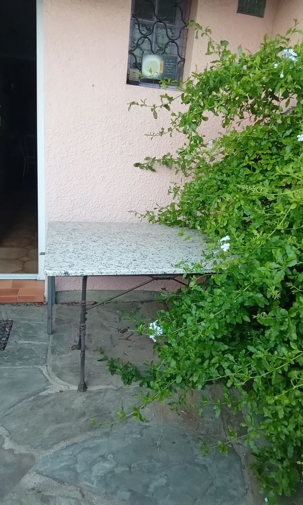 Une jolie table d'int&eacute;rieur ou d'ext&eacute;rieur tr&egrave;s r&eacute;sistante Meubles