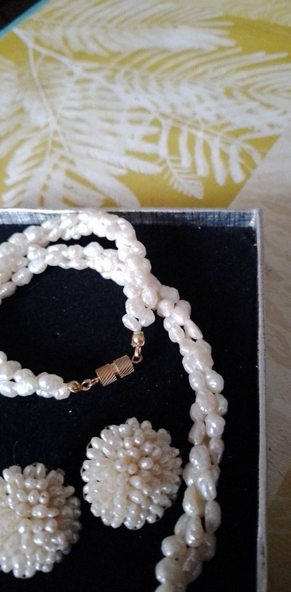 tres jolie collier nacr&eacute;e avec ces boucles d oreilles CLIP Bijoux et montres