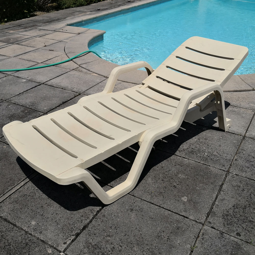 tr&egrave;s confortable lit de piscine et matelas en excellent &eacute;tat Jardin