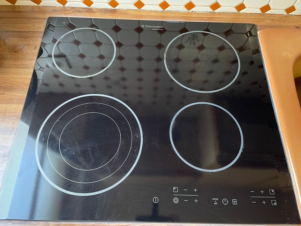 plaque vitroc&eacute;ramique noire Electrolux cuisson 4 foyers Electroménager