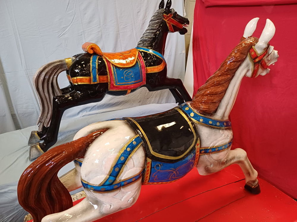 chevaux en bois de man&egrave;ge forain 