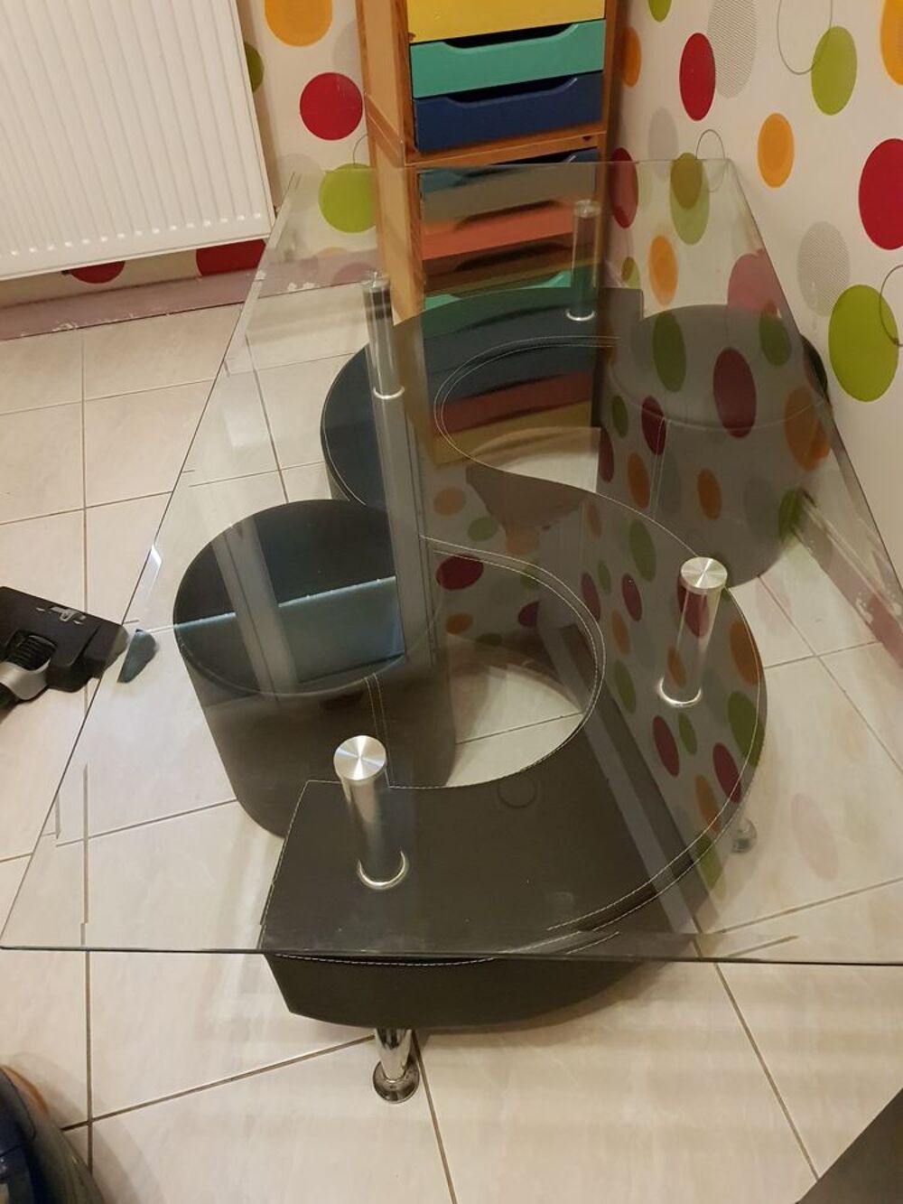 Table salon en verre avec 2 poufs Meubles