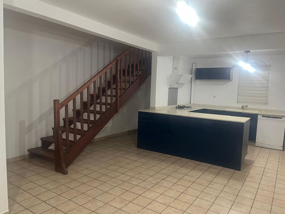 Location Appartement appartement F4 avec une superficie de 82 m2 habitable, Sainte-rose