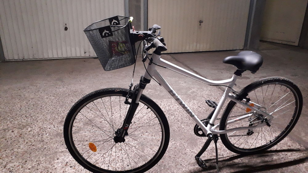 V&eacute;lo tout chemin Riverside 500 blanc Decathlon. Vélos
