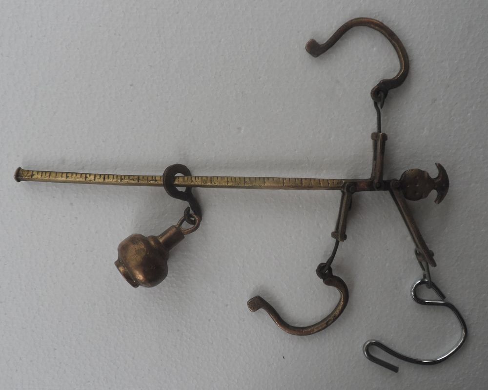 Tr&egrave;s ancienne balance Romaine en laiton (cuivre jaune) 
