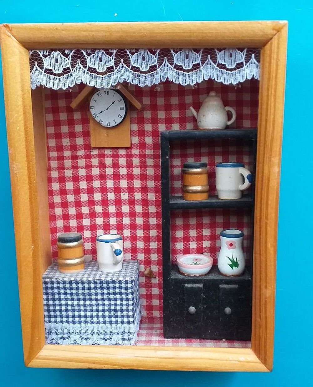 CUISINE MINIATURE dans mini vitrine murale 11.5 cm x 15.5 cm x 5 cm Décoration