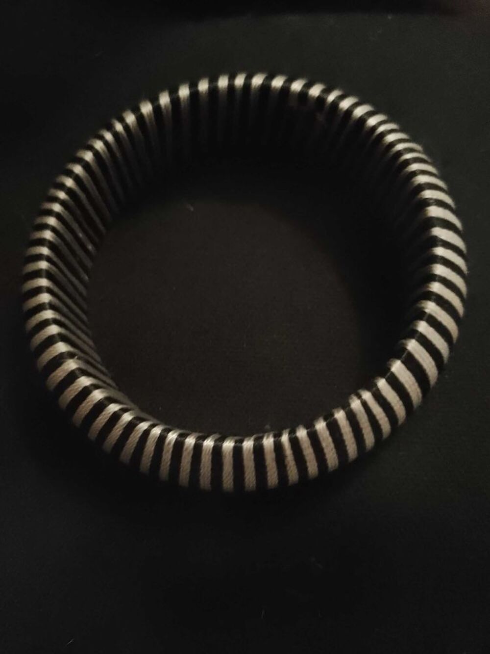 bracelet ray&eacute; gris noir en fils artisanal. Bijoux et montres