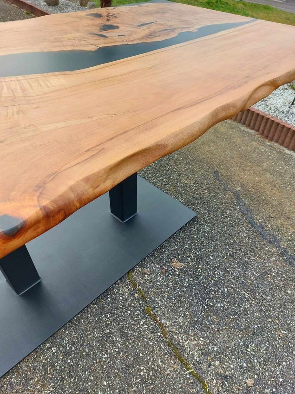Table unique en r&eacute;sine &eacute;poxy et bois noble Meubles