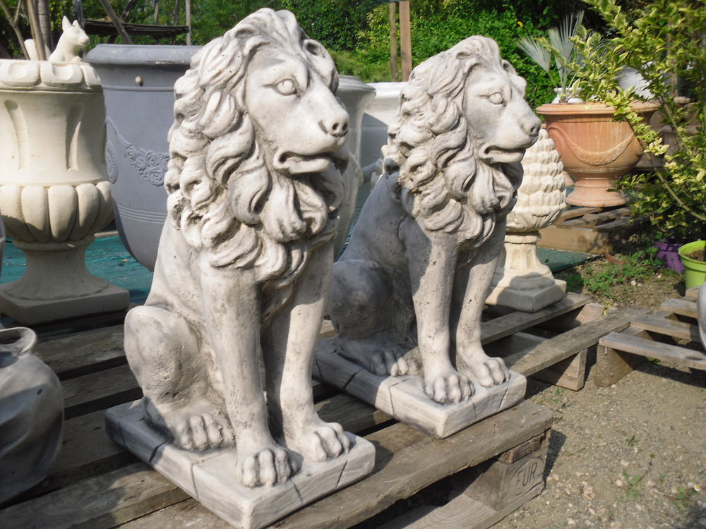 STATUE DE LION en pierre reconstitu&eacute;e
Décoration