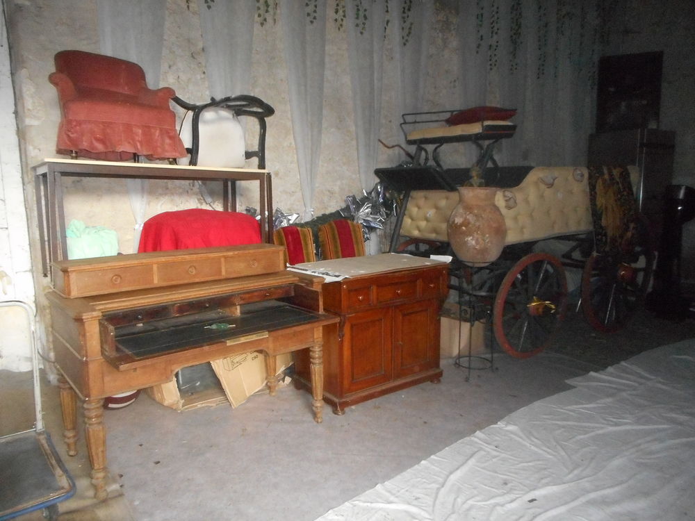 un joli poste arondi radio ancien de marque Path&eacute; camera Audio et hifi