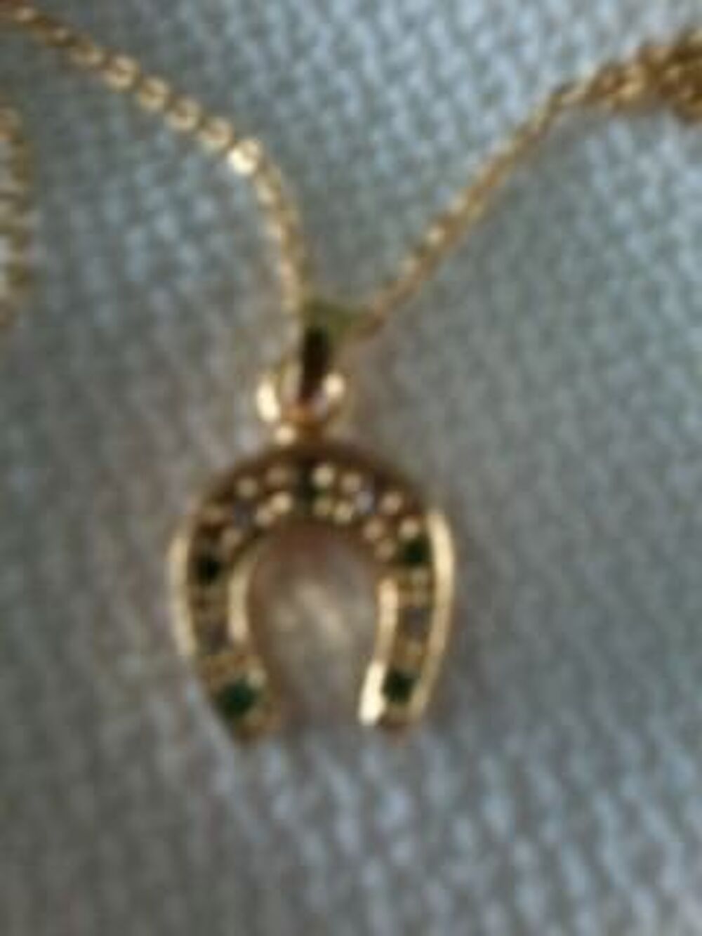 Pendentif fer &agrave; cheval + sa chaine en plaqu&eacute; or Bijoux et montres