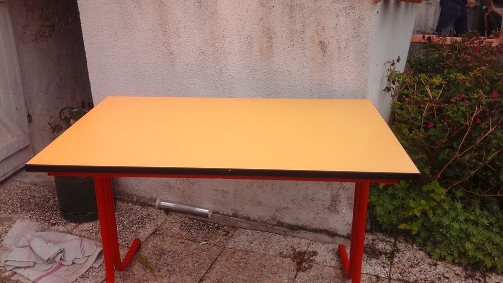 table jaune tr&egrave;s bon &eacute;tat Meubles