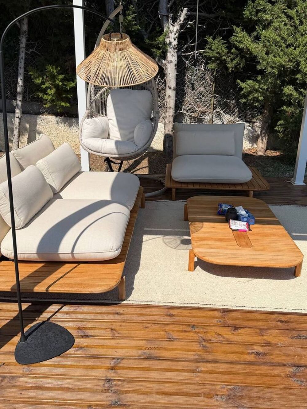 Mobilier d'ext&eacute;rieur : canap&eacute;, fauteuil et table. Jardin