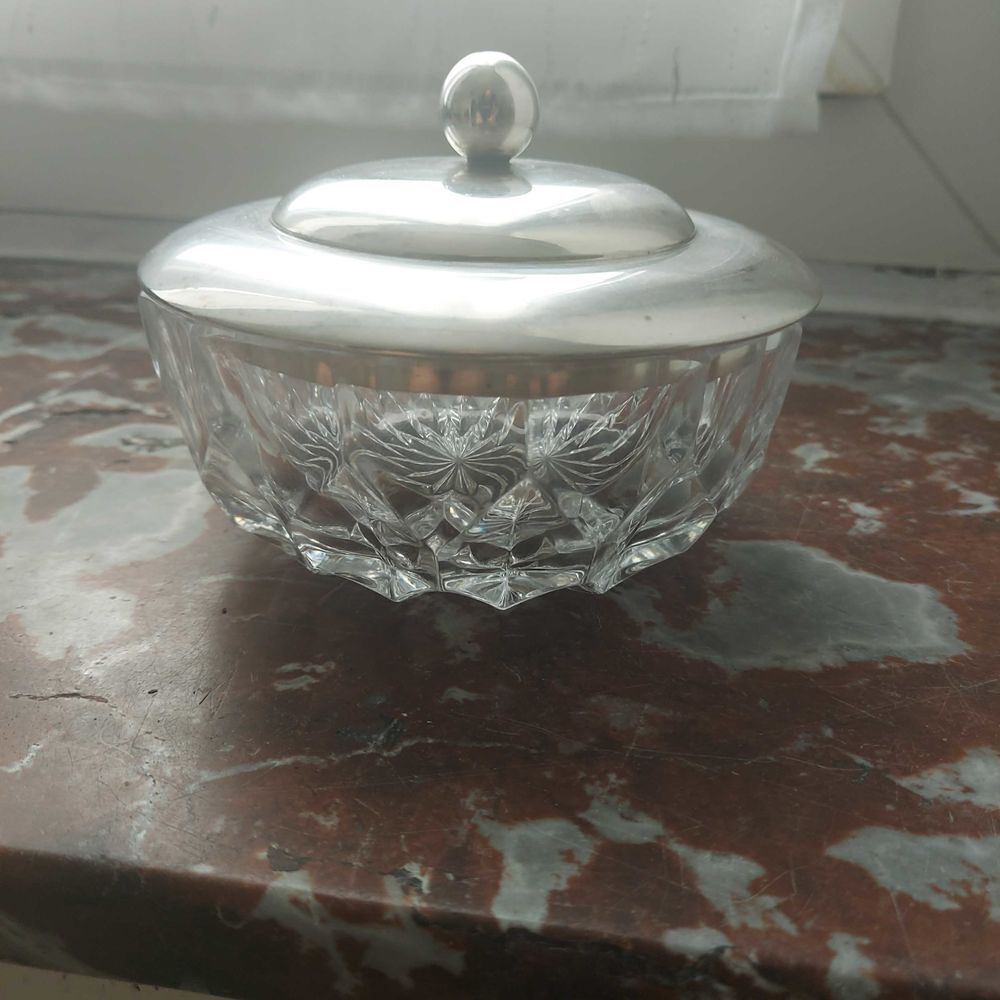Bonbonni&egrave;re en cristal et couvercle argent 925/1000 Décoration