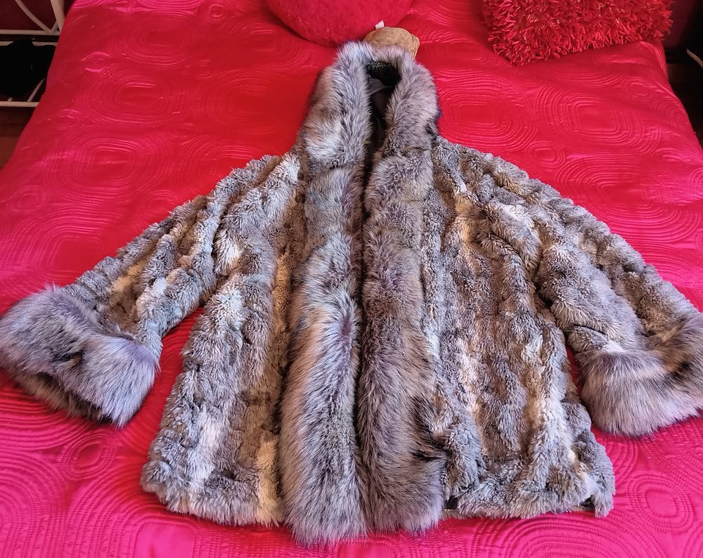 magnifique manteau mi-long en fausse fourrure Taille unique Vêtements