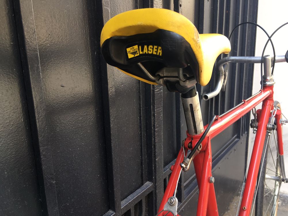 V&eacute;lo de course rouge
Téléphones et tablettes