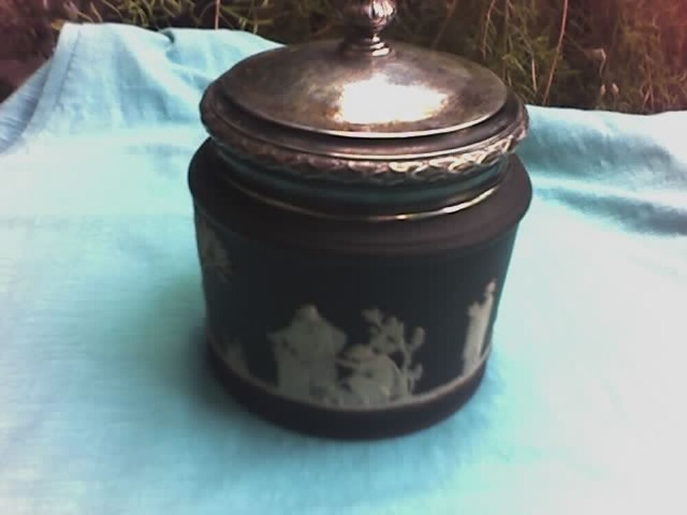Bo&icirc;te antique en jasperware du 19 si&egrave;cle, marque Wedgwood 