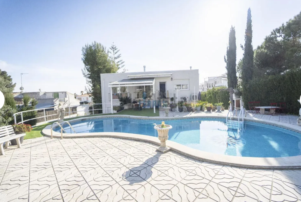 Maison 8 pièces 441 m² · à France · 441 m² · 1 050 000 €