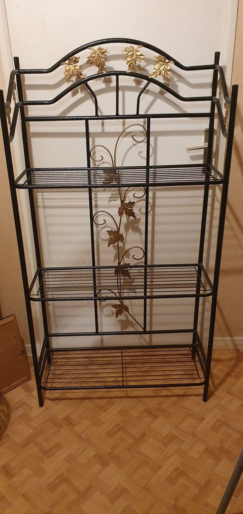&Eacute;tag&egrave;re en m&eacute;tal d&eacute;cor&eacute;e noir et dor&eacute; Meubles