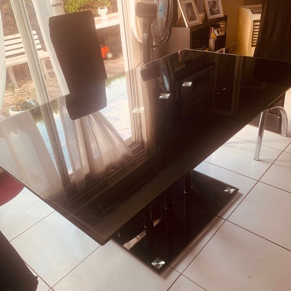 Belle table en verre et pieds inox
90 x 160 H 75cm
Meubles