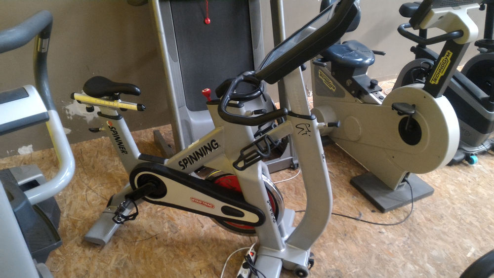 V&eacute;lo Spinning PRO Star Trac avec &eacute;cran tactile Sports