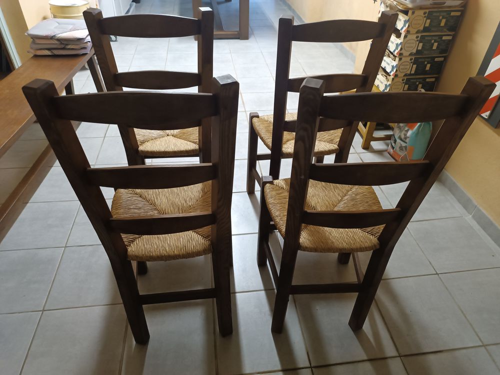 LOT DE 4 CHAISES EN BOIS MASSIF Meubles