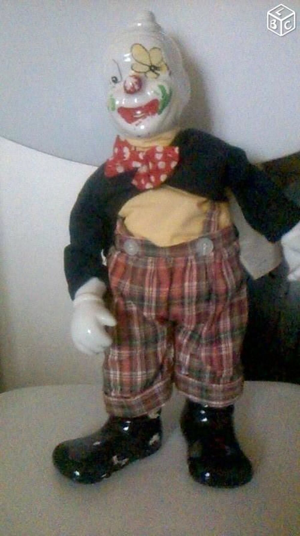 Beau clown anime en porcelaine
